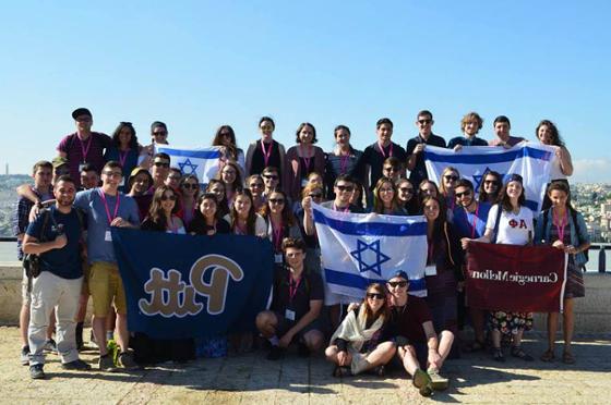 Photo of a group of Jewish students posing with Israel, 卡耐基梅隆大学, and University of Pittsburgh flags while on Birthright