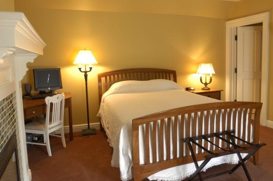 Photo of a bedroom in the Gatehouse on Shadyside Campus