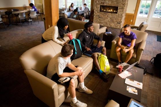 Photo of a group of Chatham University students hanging out in the 马车的房子 lounge